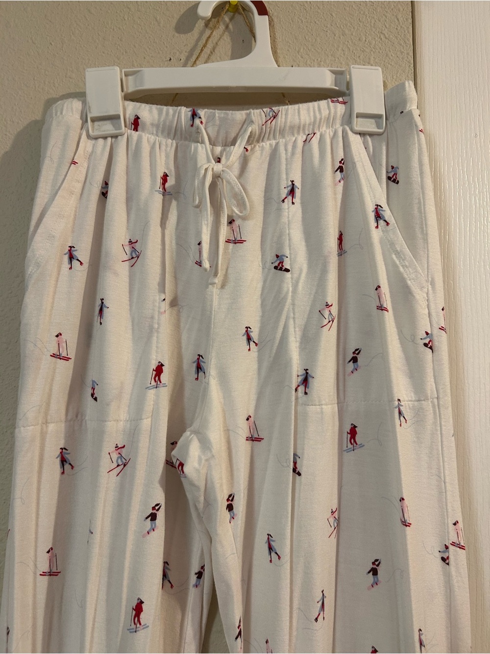 Cozy cream Ski-Print Pajama Set - Women's Long-Sleeve Sleepwear - Picture 5 of 5